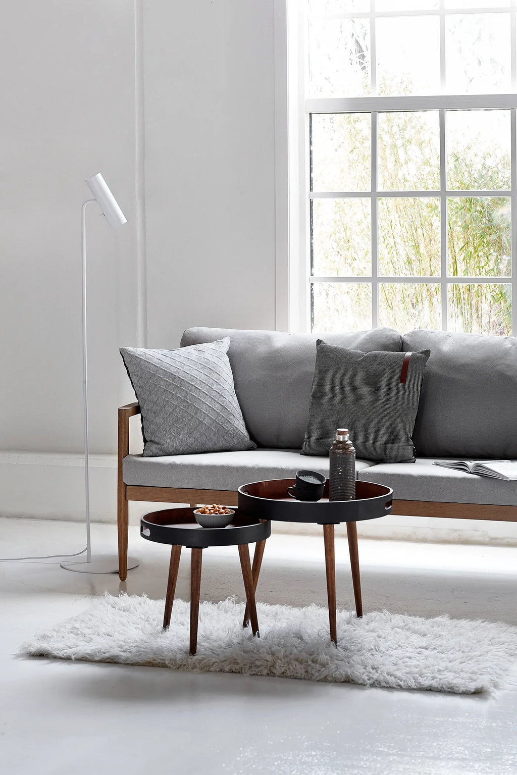 Modern White Floor Lamp with Adjustable Head – Minimalistic Standing Lamp for Living Room Decor