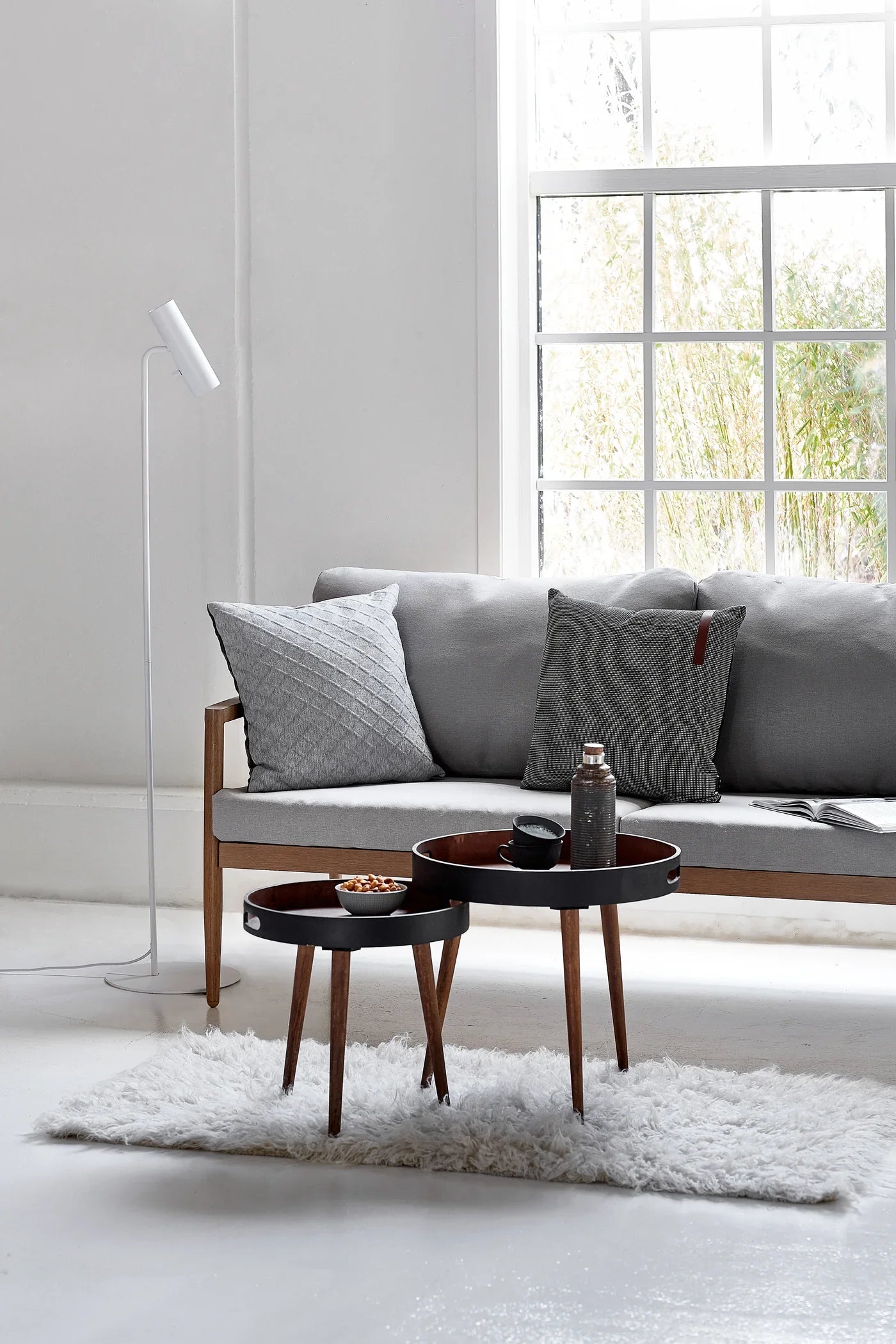Modern White Floor Lamp with Adjustable Head – Minimalistic Standing Lamp for Living Room Decor