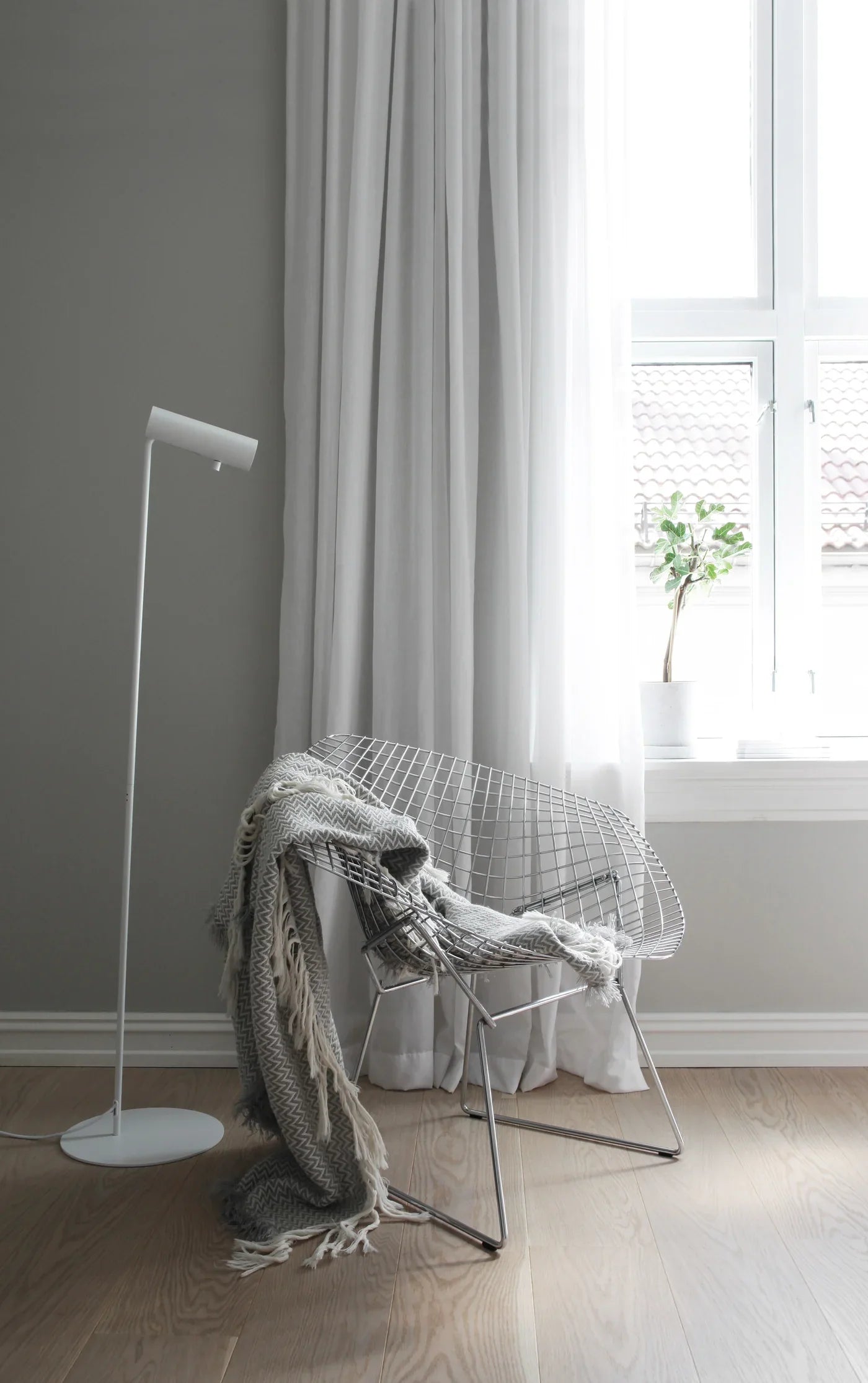 Modern White Floor Lamp with Adjustable Head – Minimalistic Standing Lamp for Living Room Decor