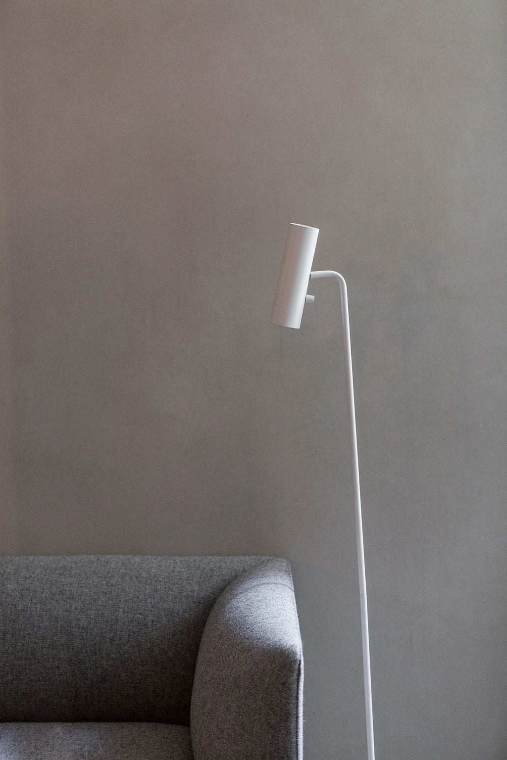 Modern White Floor Lamp with Adjustable Head – Minimalistic Standing Lamp for Living Room Decor